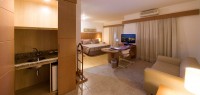 Deluxe Suite (1 Queen size bed / 2 twin beds)