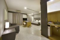 Premium Suite (1 Queen size bed / 2 twin beds)
